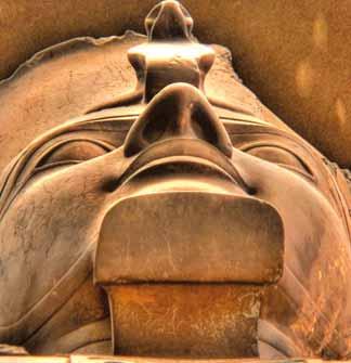 Po snídani na lodi se vydáte na návštěvu slavného Horova chrámu v Edfu, který patří k těm nejdokonaleji zachovalým. Návrat na loď na oběd. Poté poplujete ve směru Kom Ombo (individuální volno).