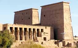 den: po snídani se vydáte k chrámu královny Hatšepsovet, pokračovat budete prohlídkami v Údolí králů a zastávíte se u Memnonových kolosů.