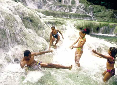 den: snídaně. Po snídani si zabalte ručníky a fotoaparáty návštěva jedné z nejoblíbenějších atrakcí ostrova vodopádů Dun n s River Waterfalls.