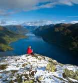 plavba trajektem Linde Eidsdal a dobrodružná Cesta orlů do Geirangerfjordu, výjezd do drsné horské krajiny na úpatí hory Dalsniba a za příznivého počasí výjezd na její vrchol s nádhernou vyhlídkou a