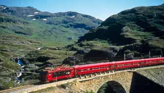 Ráno odjezd vlakem po železnici Oslo Bergen přes Hönefoss, Geilo a divokou krajinu Hardangeru do horského Myrdalu (866 m n. m.).