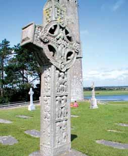 K nejzajímavějším na cestě do Killarney bude patřit zastávka u dolmenu Browne s Hill u města Carlow, prohlídka opatství Jerpoint Abbey, historické Kilkenny a pozůstatky církevních staveb Rock of