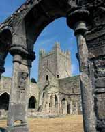 den toulek Irskem. 5. den: snídaně. Centrum irského západu Galway s moderní katedrálou, prohlídka místa odpočinku irských králu v nejznámějším kláštěře Clonmacnoise klášter z 6. století.