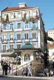 den: po snídani městskou dopravou do centra Lisabonu pěší procházka s průvodcem nejstarší čtvrtí Alfama, plné úzkých uliček, domů s balkony a kachlíkovou výzdobou, malými zelenými náměstíčky, bílými