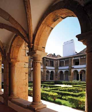 Ve Faru uvidíme historické centrum opevněné z části starověkými hradbami, vstoupíte do něj obloukem Arco da Vila. Projdete dalším obloukem Arco do Repouso, zde se nachází kostel Sao Francisco (Sv.