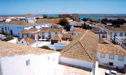 Odpoledne se vydáme do Taviry, vesnice, které se říká Benátky Algarve a patří mezi nejmalebnější v regionu. Historické kostely s filigránskými balkony.