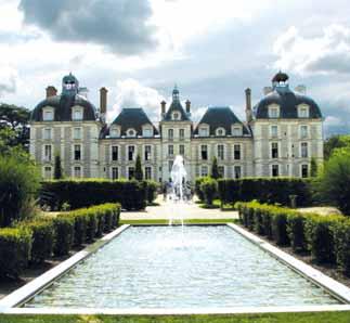 den: po snídani odjezd do údolí řeky Loiry, romantický zámek Chenoncau s úžasnou platanovou alejí, francouzskými zahradami Kateřiny Medicejské, překrásně zařízeným interiérem.