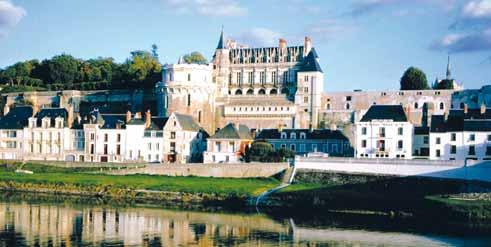 den: po snídani odjezd do Amboise, kde mimo jiných slavných osobností pobýval i Leonardo da Vinci v renesančním zámečku Clos Lucé, Blois býv. královská država 15. st.