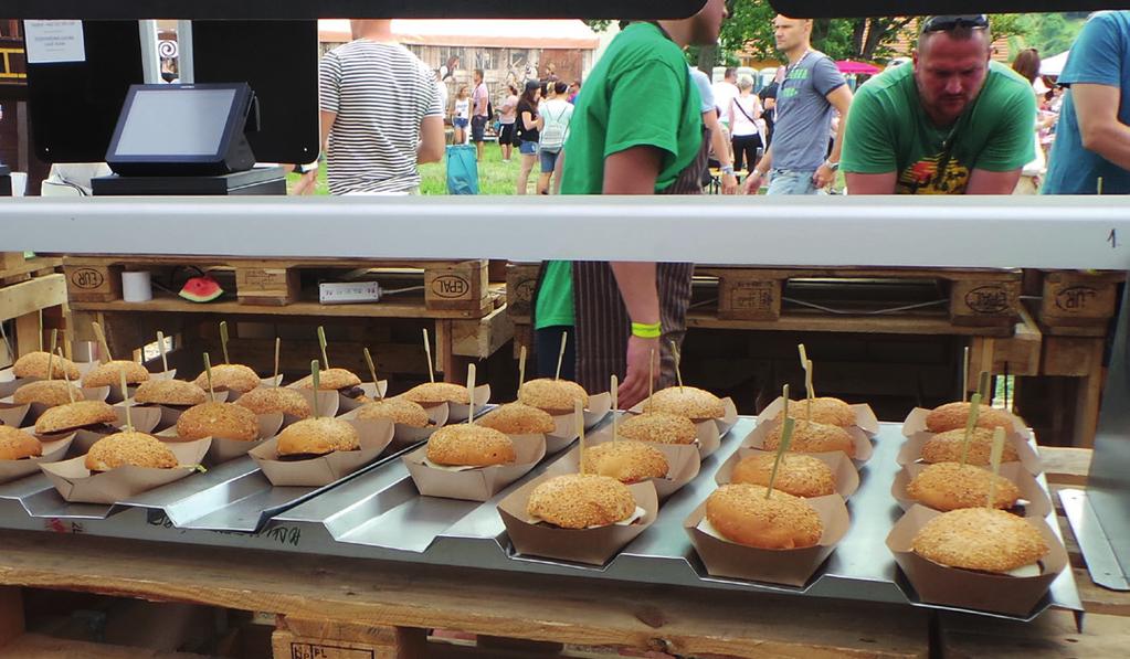 kuřecí stripsy a bramborové hranolky Křupavé zeleninové stripsy s dipem Hovězí hamburger (175 g) Dvouručák Hovězí cheeseburger (175 g) Dvouručák Pizza Margherita Pizza se