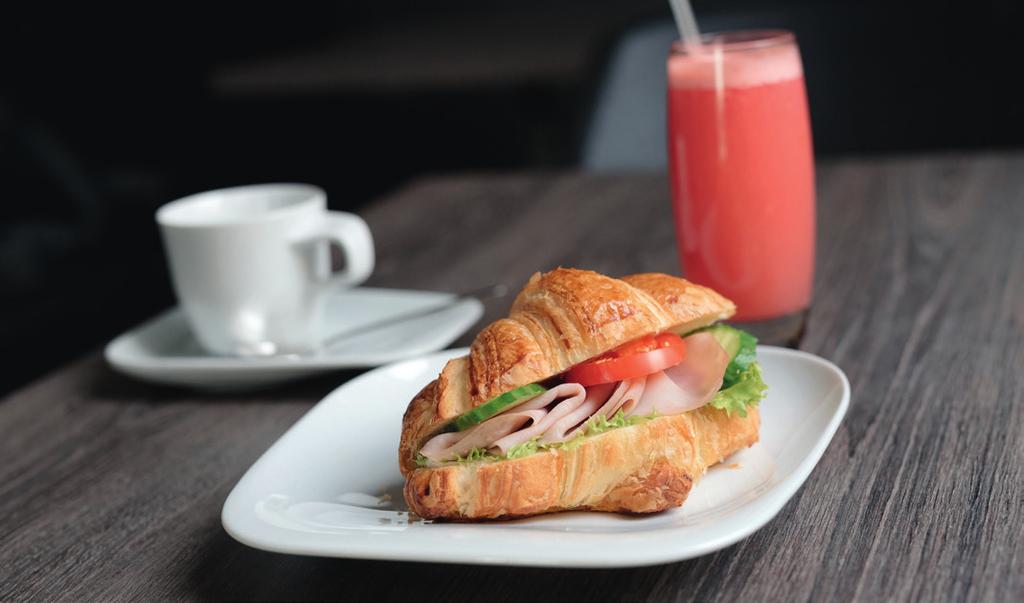 čerstvě krájené ovoce Cena 235 Kč/osoba COFFEE BREAK V Káva, čaj dle výběru, neperlivá + perlivá voda, juice, 2ks domácí sladký koláček,