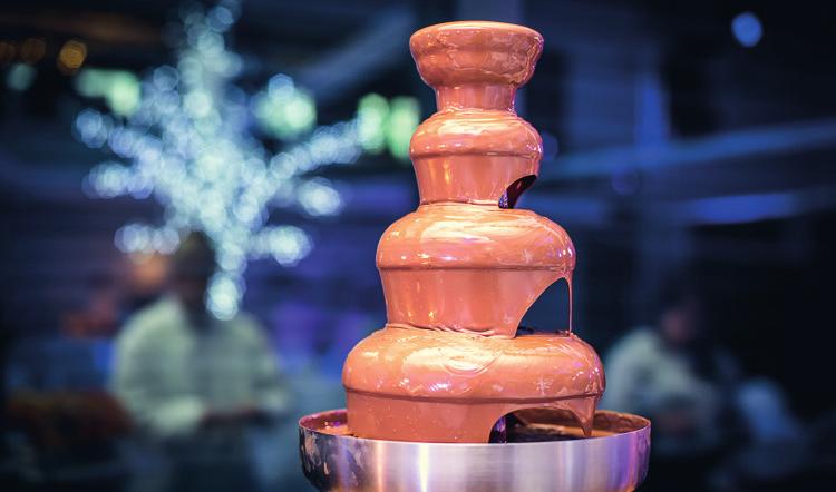 zeleninkou Carving Rib eye pečený do růžova s Béarnaise omáčkou Přílohy (120 g na osobu) Jasmínová rýže Šťouchané brambory se slaninou Čerstvě pečené domácí pečivo Dezerty