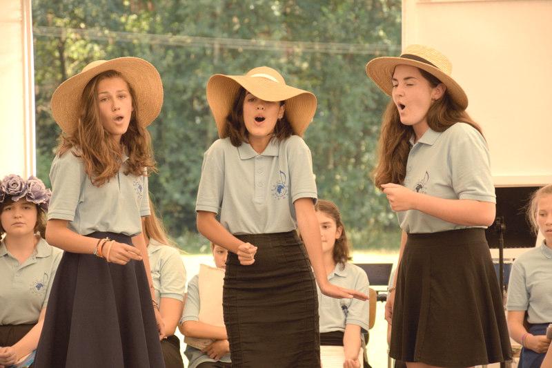 eský hudební tábor mládeže Fine Arts Camps Europe Jubilejní dvacátá sezóna eského hudebního tábora mládeže / Fine Arts Camps Europe probíhala v rekreaním zaízení Radost v Horním Jelení ve dvou