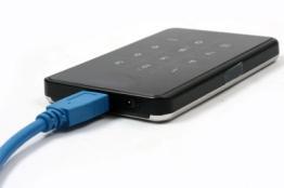 Poznámka: Používejte originální USB 3.0 kabel, který vám zajistí USB 3.0 super rychlost a stabilní provoz. 4.