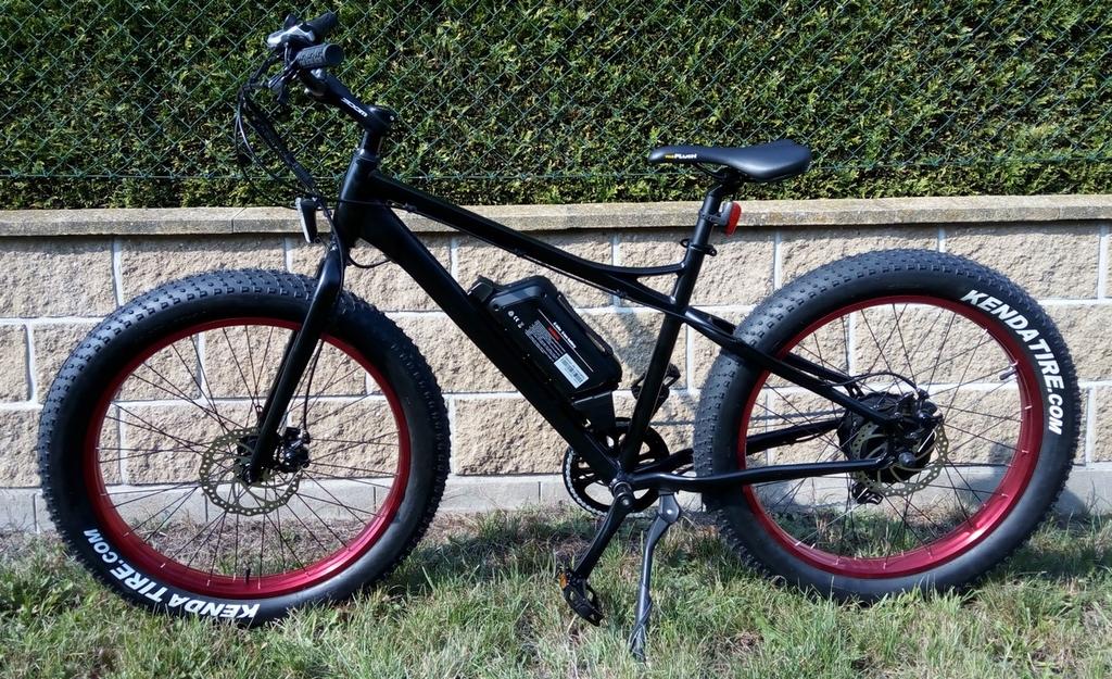 Fatbike s elektropohonem 36V/500W a 11Ah aku MOTOR: Napětí: 36 V / Výkon: 250W umístěný v náboji zadního kola BATERIE: Typ:Li-ion, Napětí: 36V / Kapacita: 11AH umístěná na dolní rámové trubce Doba