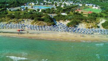 ležící podél bílých písečných pláží Jaderského moře, 20 km na sever od historického městečka Otranta a nedaleko