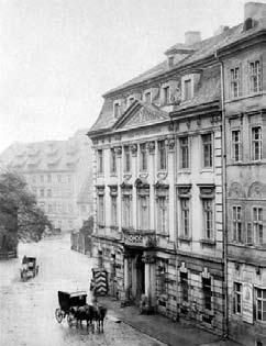 236 Podnikatel šlechticem Fotografie Schreyvogelova paláce ze 70. let 19. století, kdy v této budově sídlilo Kaiserliche Oberpostdirection (www. breslau-wroclaw.de) ření na zděděných statcích.