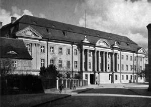 32 Prolog Fasada pałacu Promnitzów w Żarach (www.zamek.zary.ehost.pl) i w tym samym roku dla cechu kowali. Wreszcie na samą Pszczynę przypadły przywileje dla cechu garncarzy w 1630 r.