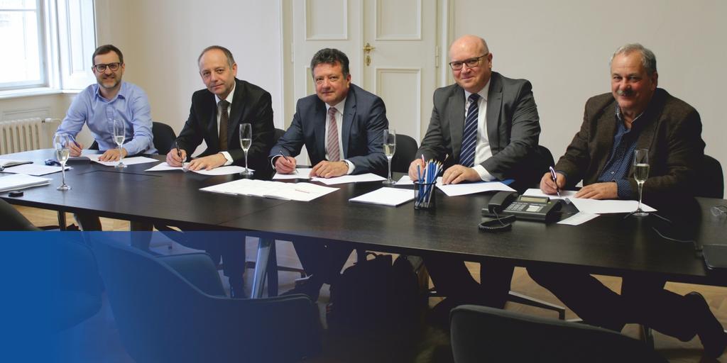 11 IVECO KUPUJE ČESKÉHO DEALERA KOMERSIA AUTO Text k fotu: zleva doprava David Kříž Legal Manager Central and Eastern Europe CNH Industrial Aleš Konrád Business Manager Czech and Slovak Republic CNH