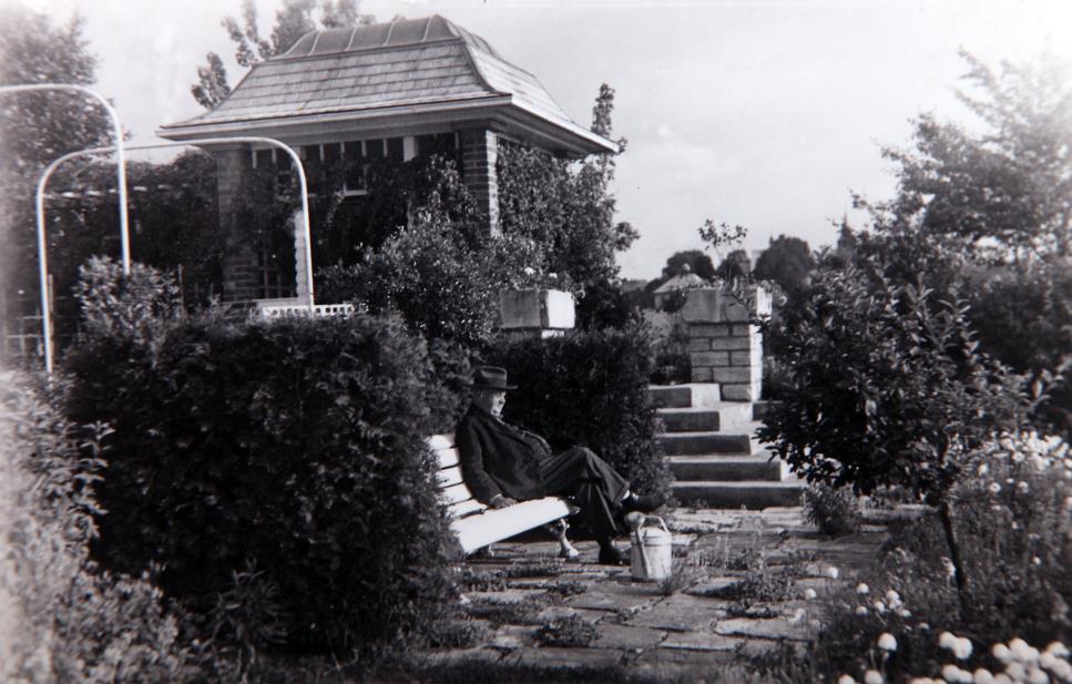 Jednoznačnou předností fotografie, stejně jako leteckých snímků, je jejich věrohodnost v zachycení skutečně realizované podoby zahrady.