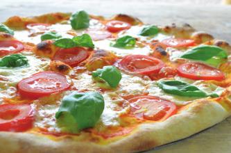 Skvělý ohlas má Pizzerie U lesa s vlastní pecí a nabídkou pizz a salátů.