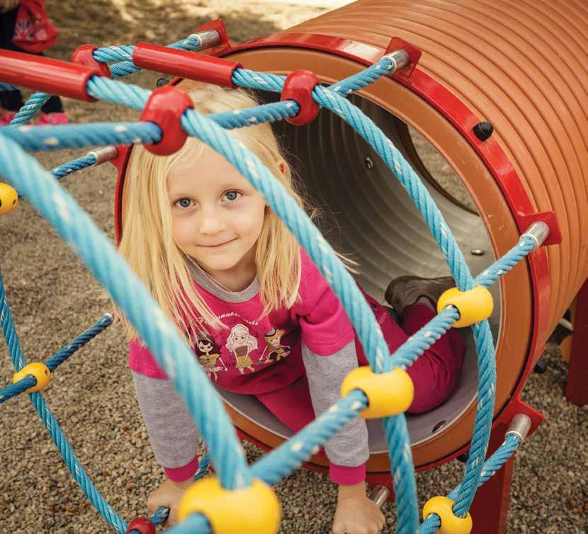 PRŮLEZKY Průlezky jsou dalším pestrým oživením dětských hřišť především díky svým tvarům a pestrému designu v kombinaci plastových prolézacích tunelů, lan a lavic.