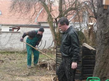 Bylo nebylo Koncem února nám už začala příprava na jaro. Do připravených kelímků jsme dali zahradnický substrát a potom zaseli papriku, rajčata a bylinky.