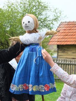 Čepujeme vodu z naší studny, která nám přes zimu nezamrzla. Začali jsme také sekat trávu, a to zejména pampelišku.