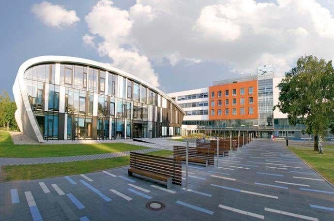 Zaměstnanecké výhody FN HK: jistota a perspektiva stabilního zaměstnavatele, práce ve špičkovém a stabilizovaném zdravotnickém zařízení, které je vybaveno moderními pomůckami pro zajištění kvalitní