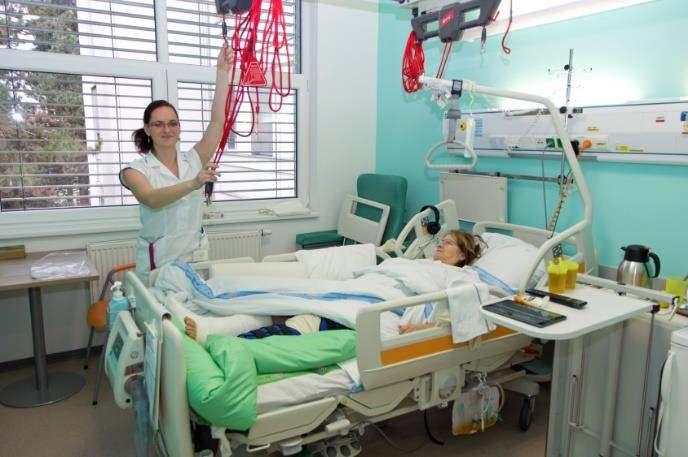 dalšího vzdělávání a studia pro odborný rozvoj s možností absolvování některých oborů specializačního vzdělávání přímo na akreditovaných pracovištích FN HK s finanční podporou zaměstnavatele, možnost