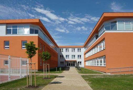 Umělecký kovář a zámečník, pasíř /ŠVP - Umělecký kovář a zámečník/; 36-67-H/01 Kamnář; 36-51-E/01 ; 23-51-H/01 Strojní mechanik; NÁSTAVBOVÉ STUDIUM (MATURITNÍ ZKOUŠKA) 36-44-L/51 Stavební provoz
