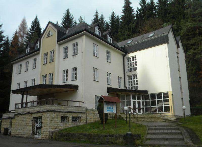 STŘEDNÍ ŠKOLA HOTELNICTVÍ A SPOLEČNÉHO STRAVOVÁNÍ, TEPLICE NAD METUJÍ www.zajimavaskola.cz Js e stát í škola s dlouholetou tradi í, jejíž půso ost přesahuje hra i e á hodského regio u.