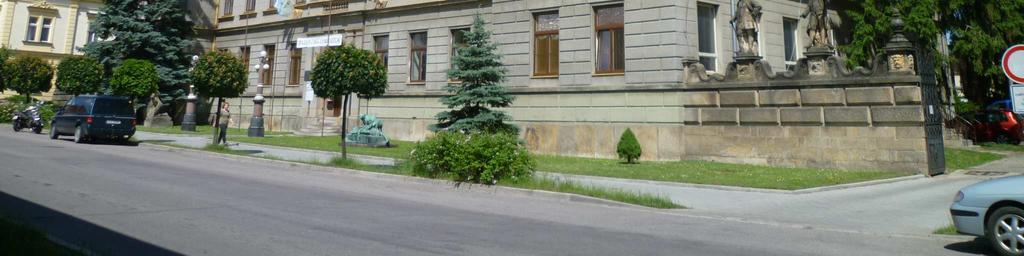 Tomu všemu odpovídá i architektura budov školního areálu. Z náměstí se k ní bezpečně dostaneme Husovou ulicí, která vede jižně k vlakovému nádraží.