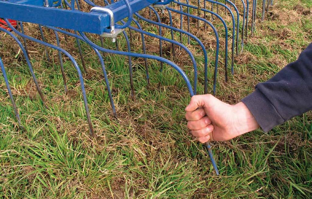 Díky velké obloukové pružině pohltí GRASMAS- TER hrubé nerovnosti pole, aniž by se zlomila.