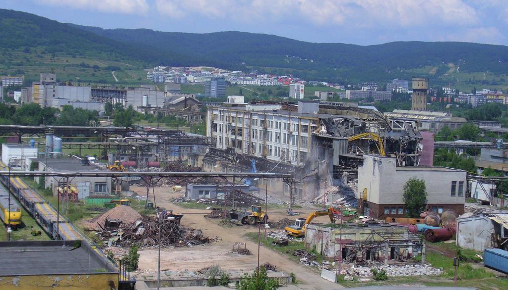 Priemyselný profil v Semtíne pri Pardubiciach (dnešná Explosia). Bratislavská Dynamitka stratila licenciu na tento druh výrob.
