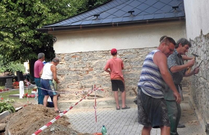 OPRAVA KOSTELA Přeji dobrý den všem čtenářům zpravodaje. Jmenuji se Klement Rečlo, jsem rodákem z Kavečian u Košic a už 8 let žiji a působím na Moravě a ve Slezsku. Od 1.7.