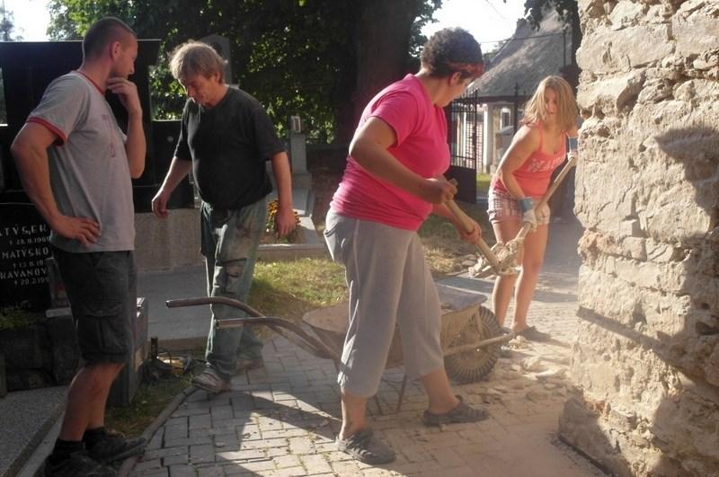 VEŘEJNÁ SBÍRKA NA OPRAVU HLAVNICKÉHO KOSTELA Nejprve bychom chtěli poděkovat za finanční dary z první sbírky, která se uskutečnila 16. května 2013. Na účtu sbírky máme v tuto chvíli 80.