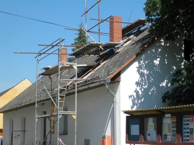 Za vydatné pomoci brigádníků jsme natřeli plechový plot vedle zámku, s pomocí firmy Nowický se opravil rozpadlý komín na