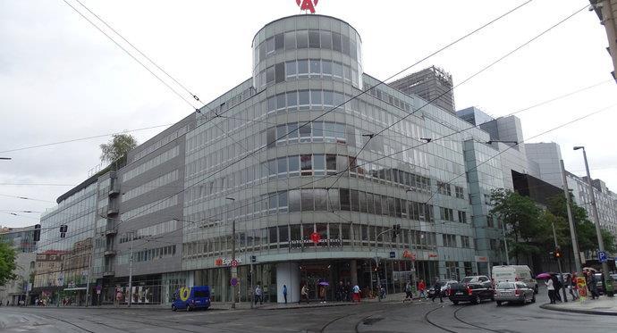 Pražský Palác Anděl mění majitele za 1,5 miliardy korun Investiční společnost LaSalle koupila prostřednictvím svého fondu LaSalle E-Regi Palác Anděl v Praze na Smíchově za zhruba 57,8 milionu eur