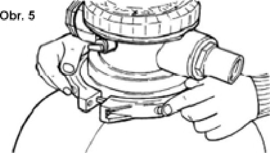 Nyní položte středicí trychtýř 9 na otvor filtrační nádoby, přitom vycentrujte trubkový stojan. (Obr. 4) 5.