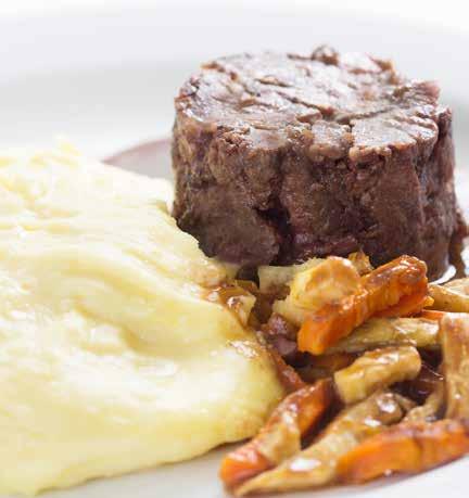 POMALU TAŽENÁ HOVĚZÍ LÍČKA NA ČERVENÉM VÍNĚ, GLAZOVANÁ KOŘENOVÁ ZELENINA, MÁSLOVÉ BRAMBOROVÉ PYRÉ - bez lepku Beef cheeks slowly boiled with red wine, glazed root