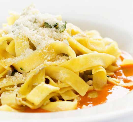 uo 169 Kč 7,00 Eur 150g Svatovavřinecké, jakostní - suché TĚSTOVINY S GRILOVANOU CUKETOU A PAPRIKOVOU OMÁČKOU, SÝR GRAN MORAVIA Pasta with grilled zucchini, paprika