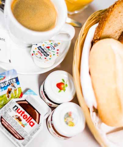 RANNÍ PROBUZENÍ snídaně breakfast Frühstück KE SNÍDANI JE MOŽNÉ DOOBJEDNAT To breakfast you can also order zusätlich zum Frühstück erhältlich ovocný džus Pfanner 0,2 l (dle výběru) fruit juice
