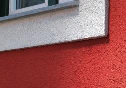 Nátěry a Zateplení Fasádní barva akrylová RA 50 / Fassadenacrylfarbe RA 50 Vodou ředitelná fasádní barva na bázi čistého akrylátu s vysokou odolností vůči povětrnosti a UV záření.