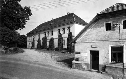 10 Představujeme školy Kadovská škola Místo, které všichni místní dobře znají. Dnes již jen krásně opravená budova se čtyřmi byty, třemi společenskými místnostmi a malým konzumem s občerstvovnou.