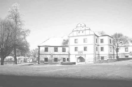 část (citace ze zahorčické kroniky z roku 1936) Spolek potravní ve Lnářích: Asi v r 1865 byl ve Lnářích založen potravní spolek a zřízena prodejna pod klášterem.