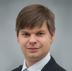 Na téma: Trendy a realita Václav Špáňa Gartner Začínal svoji kariéru jako programátor a analytik.