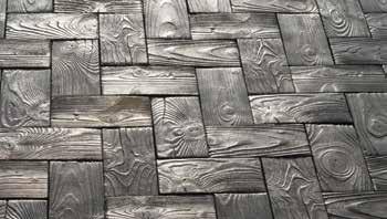 Hlavní výhodou při používání pružných forem je konečný vzhled dlažby není možné získat detailní texturu kamene nebo dřeva z