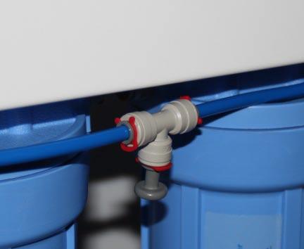 POSILOVACÍ ČERPADLO S OCHRANNÝM FILTREM (VOLITELNÉ) K zajištění maximálního výkonu a účinnosti demineralizace reverzní osmózou může být zařízení doplněno o posilovací čerpadlo.