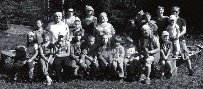 5 RŮZNÉ Účastníci pěšího knihovnického výletu, který se konal 4.