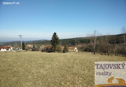 západ. Mírně svažitý pozemek je umístěný v klidné části obce Velenov s pěkným výhledem na okolí.